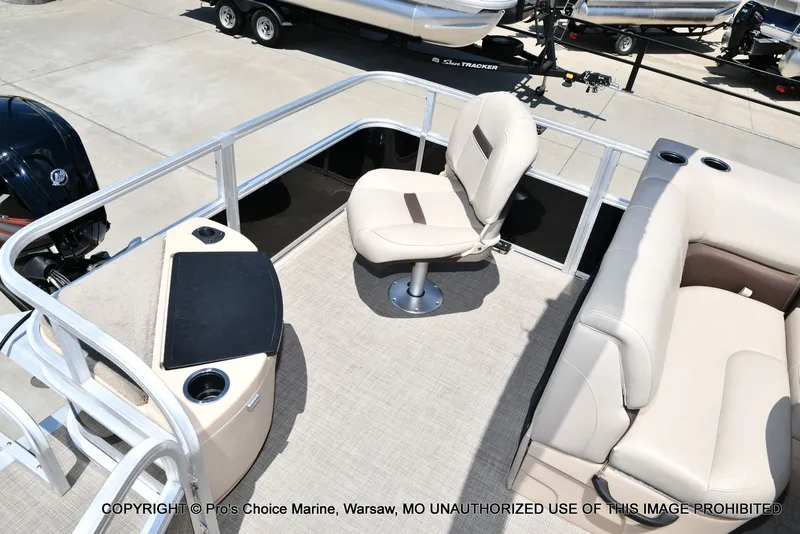 Slide: The Image of Sun Tracker Fishin' Barge 20 DLX 2019 - 10