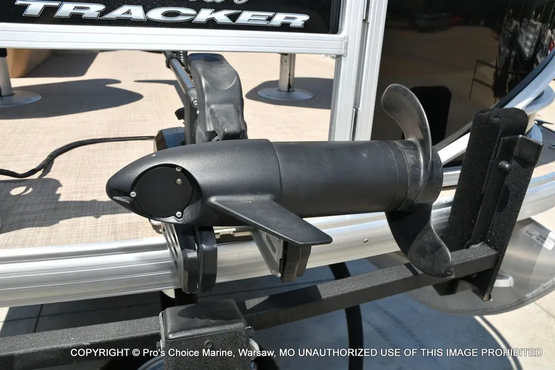 Slide: The Image of Sun Tracker Fishin' Barge 20 DLX 2019 - 26