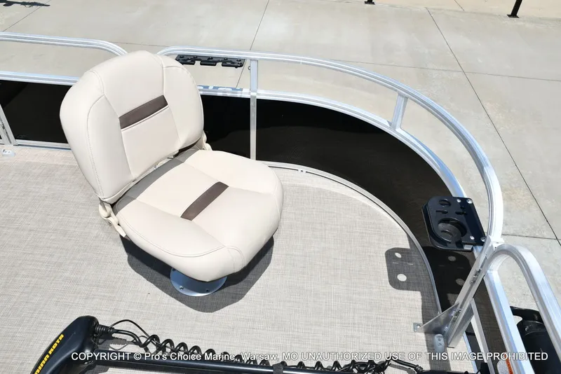 Slide: The Image of Sun Tracker Fishin' Barge 20 DLX 2019 - 28