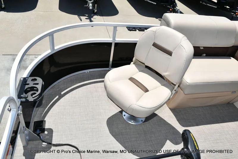 Slide: The Image of Sun Tracker Fishin' Barge 20 DLX 2019 - 31