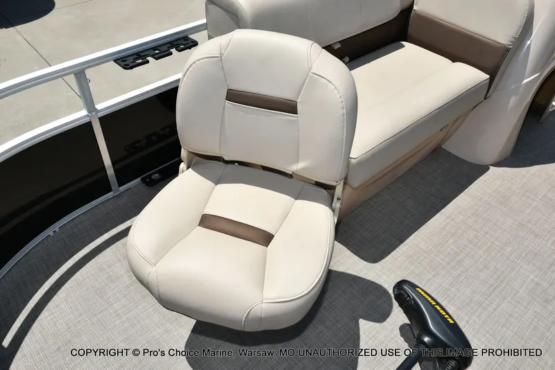 Slide: The Image of Sun Tracker Fishin' Barge 20 DLX 2019 - 32