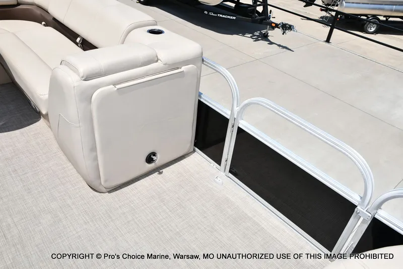 Slide: The Image of Sun Tracker Fishin' Barge 20 DLX 2019 - 34