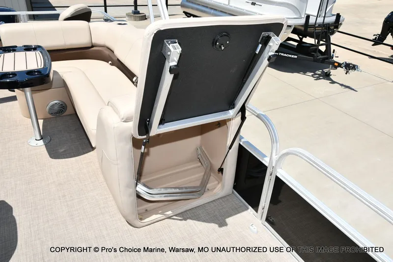 Slide: The Image of Sun Tracker Fishin' Barge 20 DLX 2019 - 35