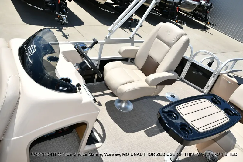 Slide: The Image of Sun Tracker Fishin' Barge 20 DLX 2019 - 43