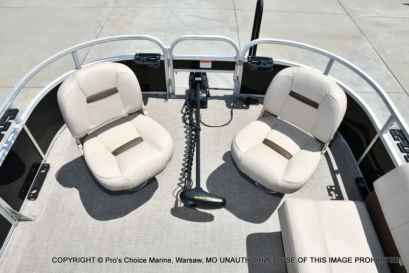 Slide: The Image of Sun Tracker Fishin' Barge 20 DLX 2019 - 5