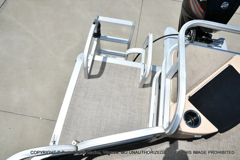 Slide: The Image of Sun Tracker Fishin' Barge 20 DLX 2019 - 51