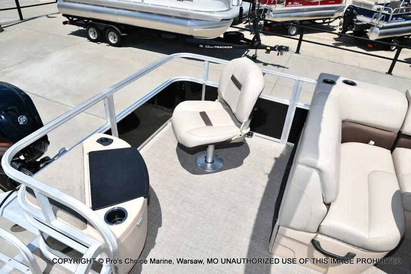 Slide: The Image of Sun Tracker Fishin' Barge 20 DLX 2019 - 52