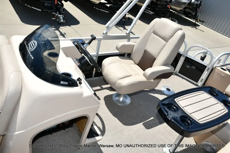 Slide: The Image of Sun Tracker Fishin' Barge 20 DLX 2019 - 7