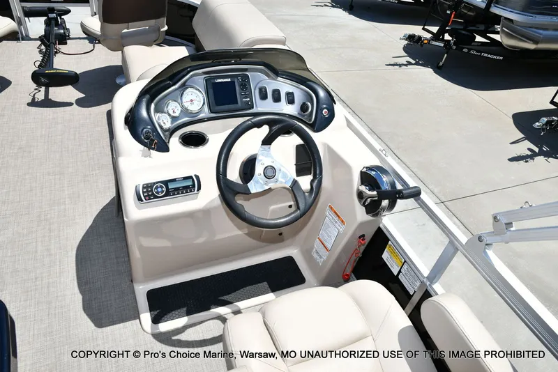 Slide: The Image of Sun Tracker Fishin' Barge 20 DLX 2019 - 8