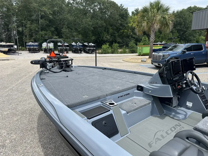 Slide: The Image of Falcon Boats 21 PREDATOR Tournament ready 2026 - 11