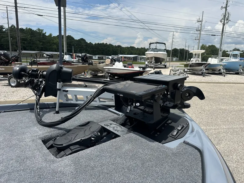 Slide: The Image of Falcon Boats 21 PREDATOR Tournament ready 2026 - 12