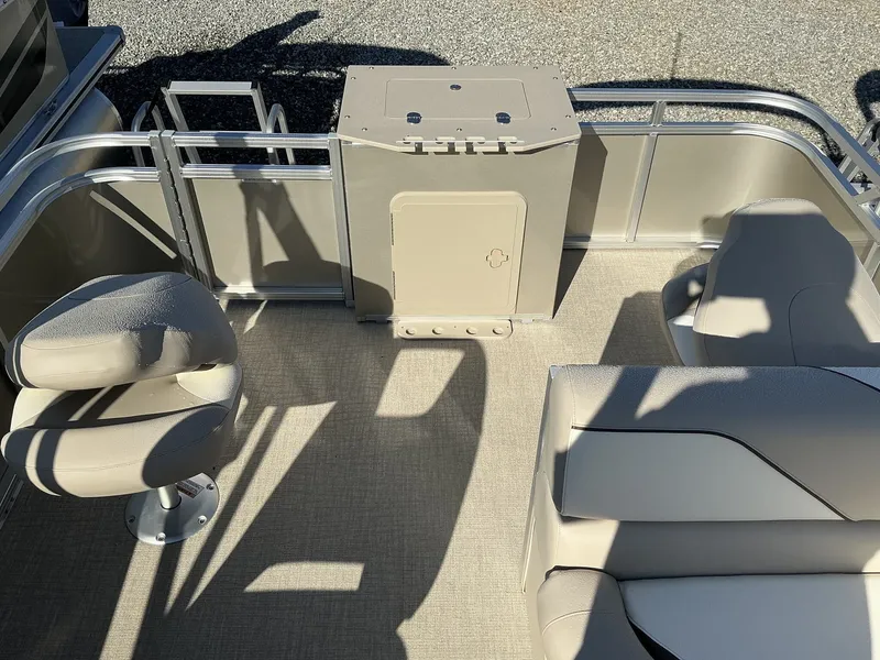 Slide: The Image of Tahoe Sport - 21 FT 21 REAR FISH 2025 - 4