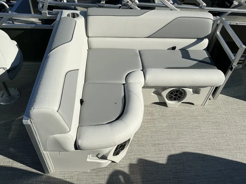 Slide: The Image of Tahoe Sport 21 SPORT REAR FISH 2025 - 6