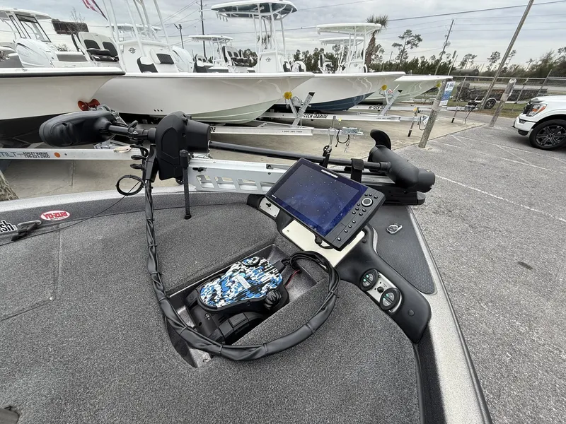 Slide: The Image of Phoenix Bass Boat 920 PRO XP 2013 - 4