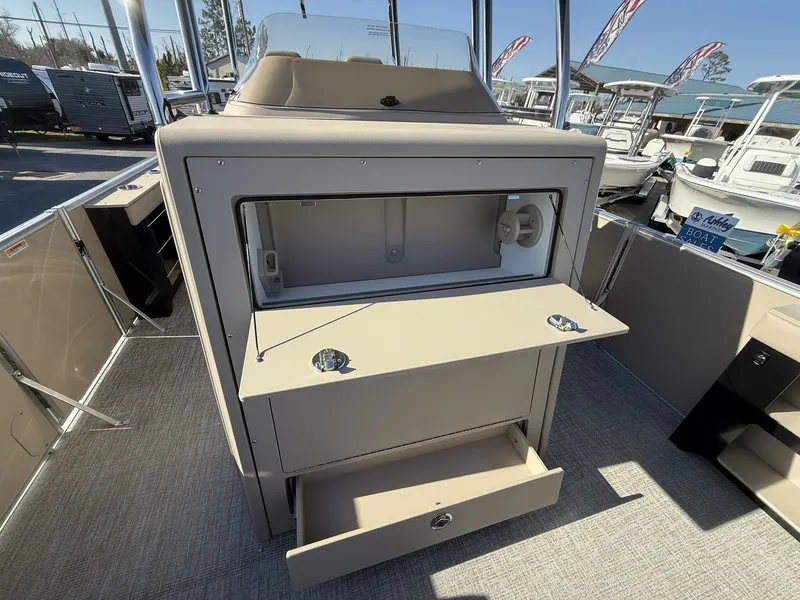 Slide: The Image of Avalon GS GEO FISH 25 T TOP-TRITOON-200HP 2025 - 6