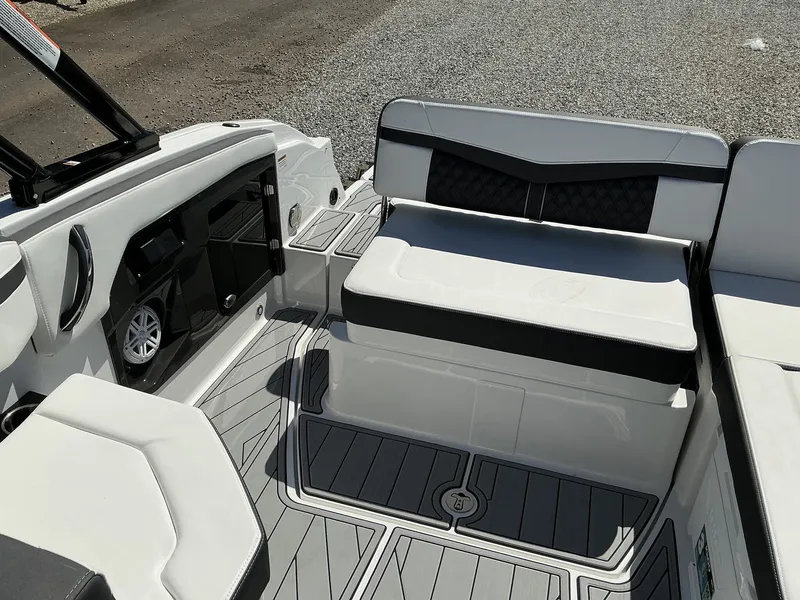 Slide: The Image of Monterey SS 258 2025 - 22