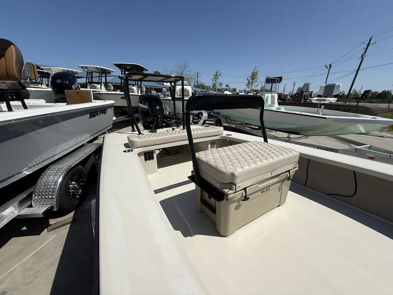 Slide: The Image of Xplor Delta 18 Tiller GUIDE SERIES 2025 - 10