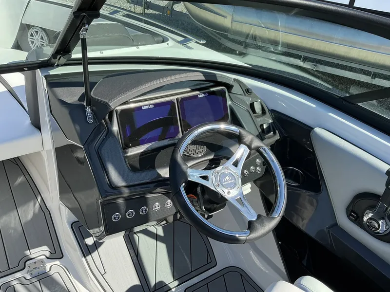 Slide: The Image of Monterey 215SS Super Sport 2025 - 12