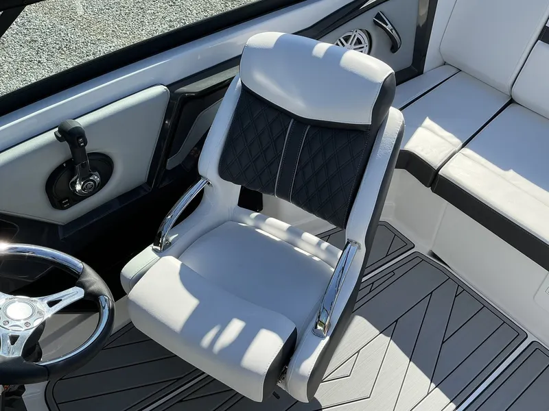 Slide: The Image of Monterey 215SS Super Sport 2025 - 13