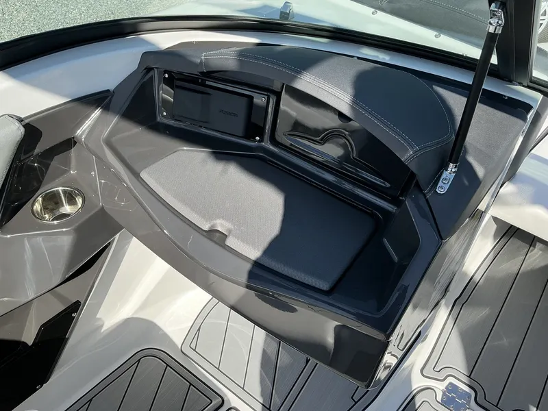 Slide: The Image of Monterey 215SS Super Sport 2025 - 9