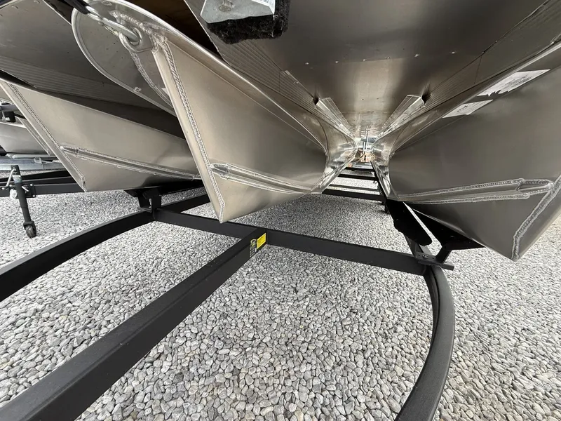 Slide: The Image of Avalon Catalina 23 Quad Lounger 2025 - 5