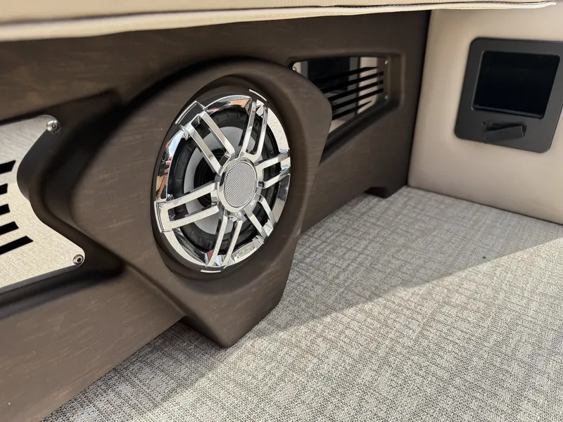 Slide: The Image of Avalon Catalina 23 Quad Lounger 2025 - 9