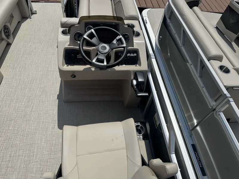 Slide: The Image of Avalon VENTURE 21 QUAD LOUNGER 2025 - 5