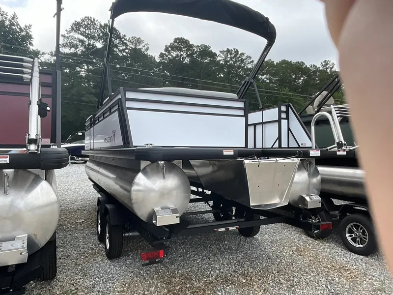 Slide: The Image of Viaggio Lago V 20 C-SUZUKI 115 2025 - 3