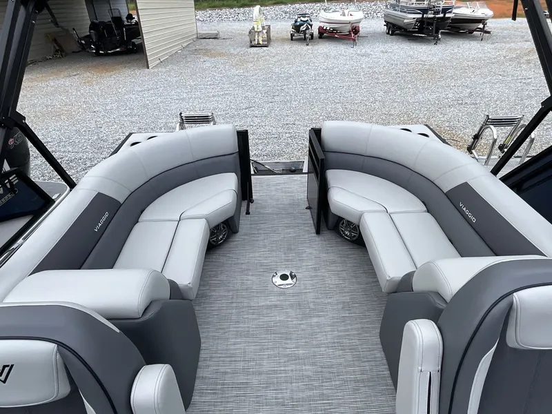 Slide: The Image of Viaggio Lago V 22U-SUZUKI 140 2025 - 4