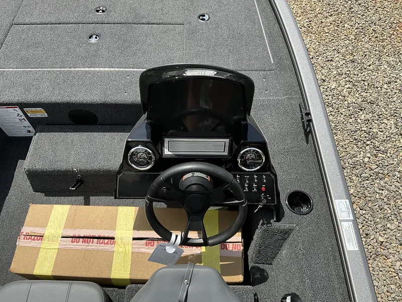 Slide: The Image of Lowe Stinger ST175 2025 - 9