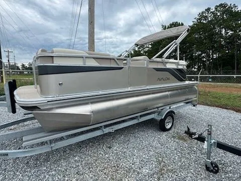 The Image of Avalon Venture 19 Quad Lounger 2025 - 1