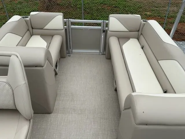 Slide: The Image of Avalon Venture 19 Quad Lounger 2025 - 4