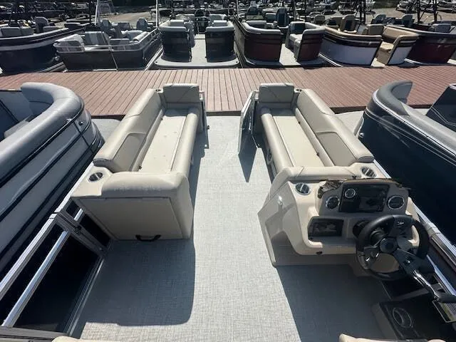 Slide: The Image of Avalon VENTURE 23 QUAD LOUNGER 2025 - 6