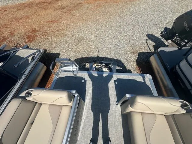 Slide: The Image of Avalon VENTURE 23 QUAD LOUNGER 2025 - 8