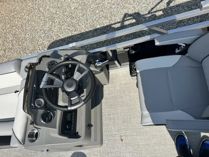 Slide: The Image of Avalon Venture 21 QUAD LOUNGER-115HP 2025 - 9