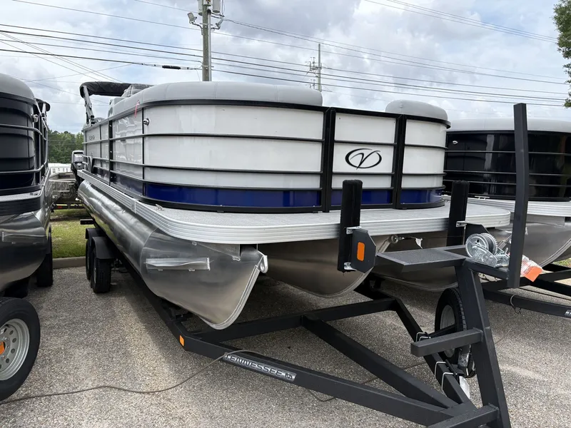 Slide: The Image of Veranda Vista Series VS22RC 200HP 2025 - 1