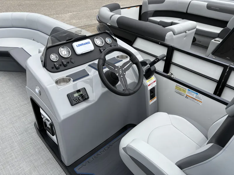 Slide: The Image of Veranda Vista Series VS22RC 200HP 2025 - 10