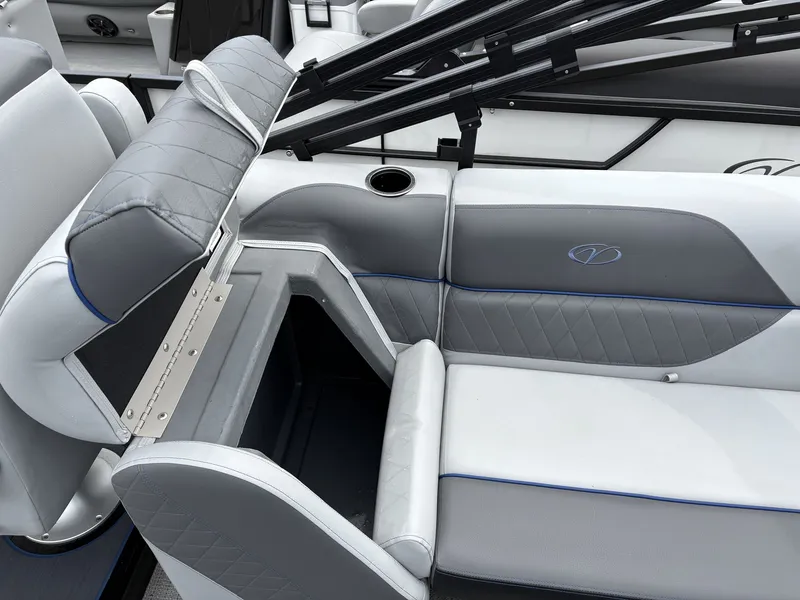 Slide: The Image of Veranda Vista Series VS22RC 200HP 2025 - 13