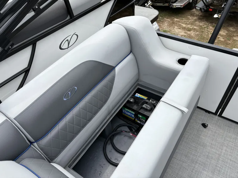 Slide: The Image of Veranda Vista Series VS22RC 200HP 2025 - 14