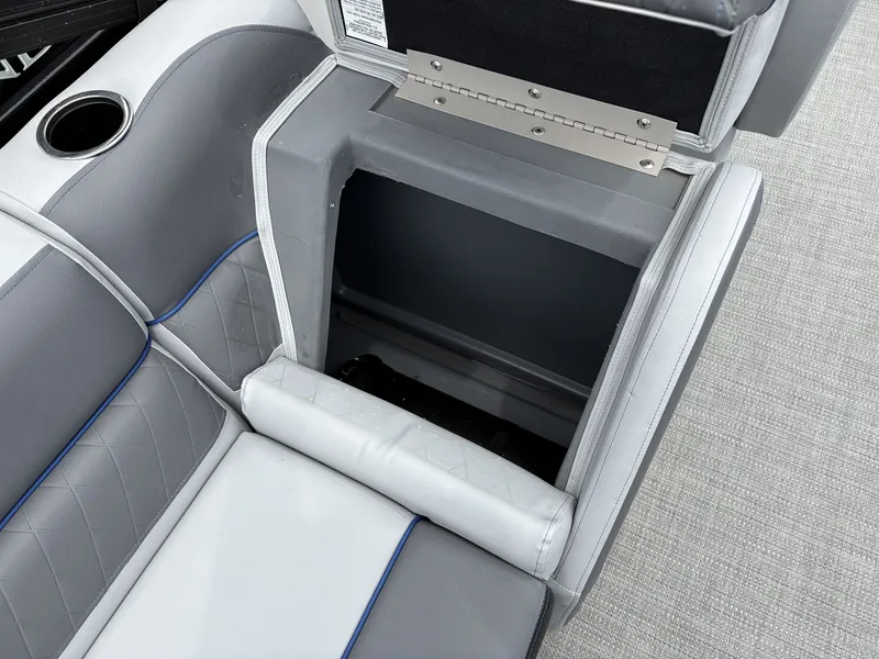 Slide: The Image of Veranda Vista Series VS22RC 200HP 2025 - 17