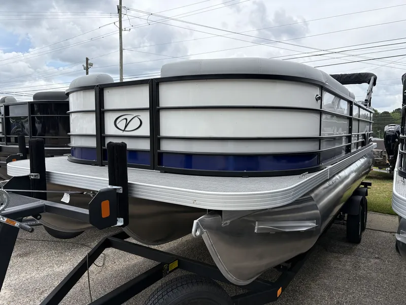 Slide: The Image of Veranda Vista Series VS22RC 200HP 2025 - 2