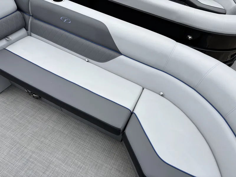 Slide: The Image of Veranda Vista Series VS22RC 200HP 2025 - 5