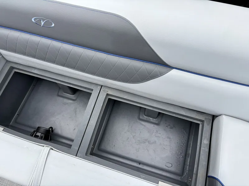 Slide: The Image of Veranda Vista Series VS22RC 200HP 2025 - 6