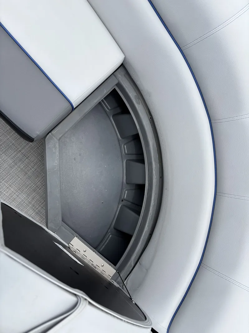 Slide: The Image of Veranda Vista Series VS22RC 200HP 2025 - 7