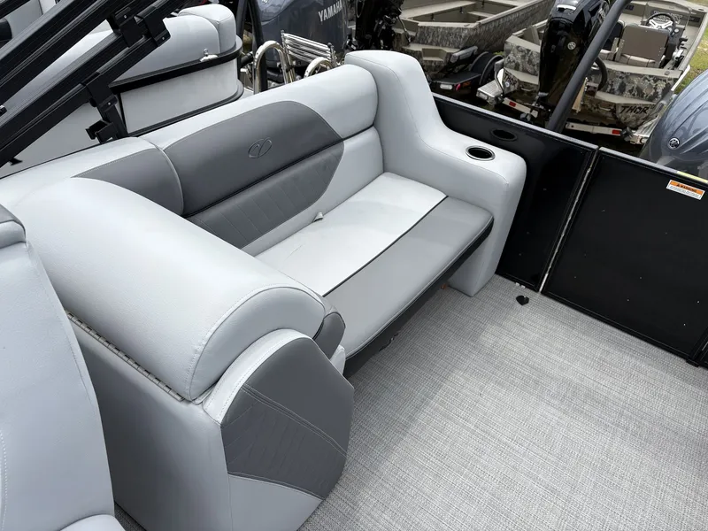 Slide: The Image of Veranda Vista View Series VV22 150HP TRITOON 2025 - 8