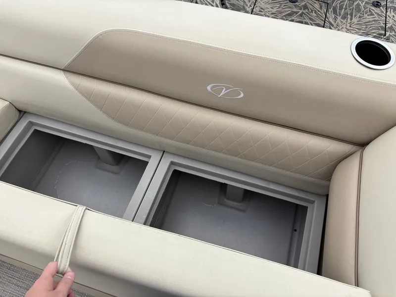 Slide: The Image of Veranda Vista View Series VV22 TRITOON 150HP 2025 - 10