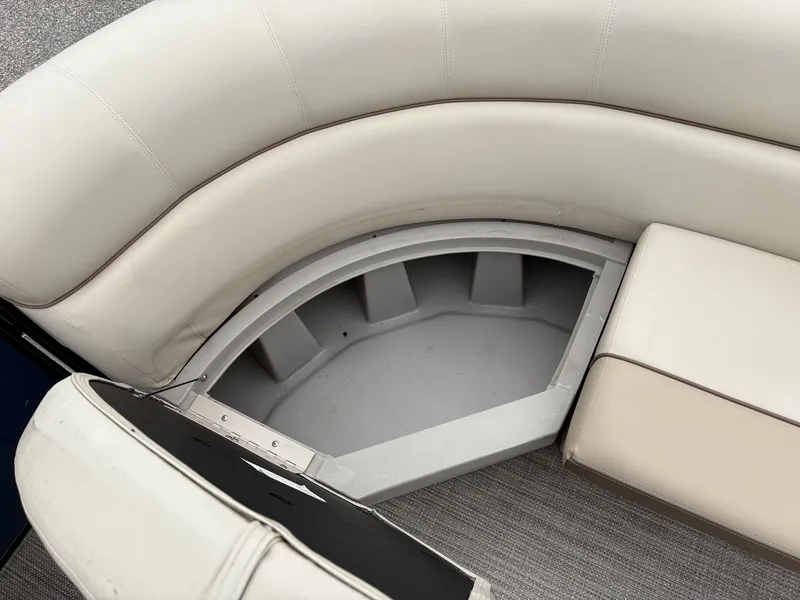 Slide: The Image of Veranda Vista View Series VV22 TRITOON 150HP 2025 - 11