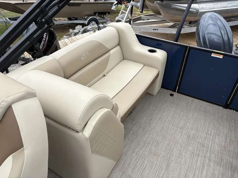 Slide: The Image of Veranda Vista View Series VV22 TRITOON 150HP 2025 - 15