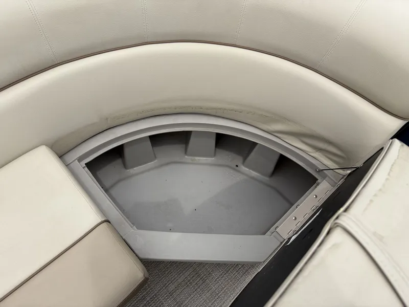 Slide: The Image of Veranda Vista View Series VV22 TRITOON 150HP 2025 - 7