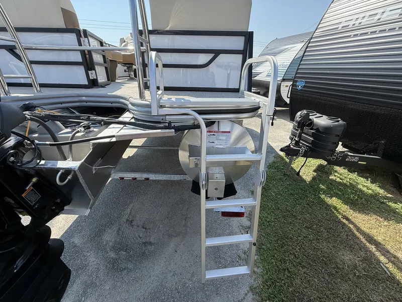 Slide: The Image of Lowe SS 210 2025 - 8